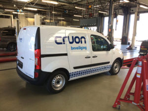 gesneden autobelettering op busje